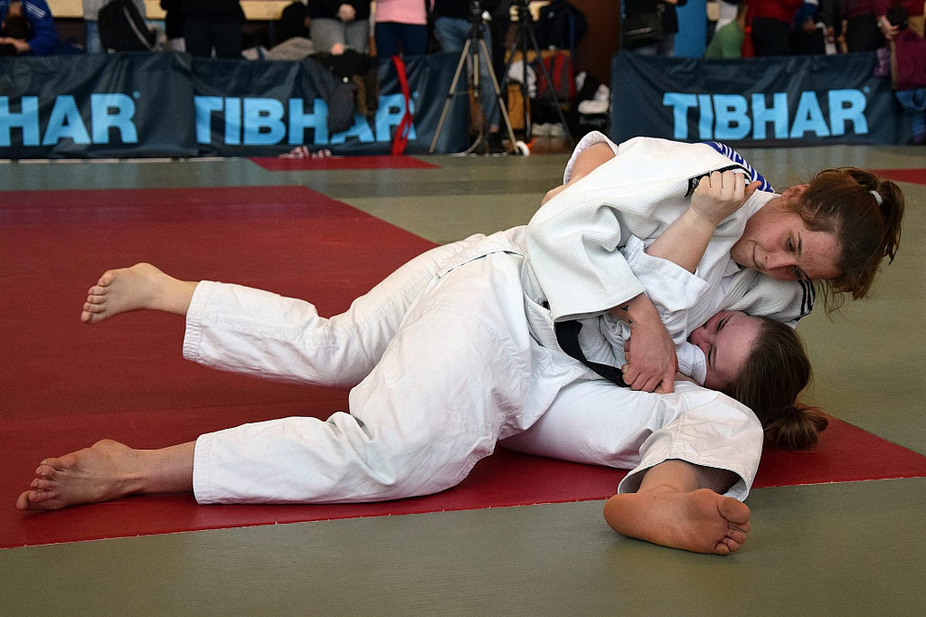 Zawodniczki judo walczą na macie 