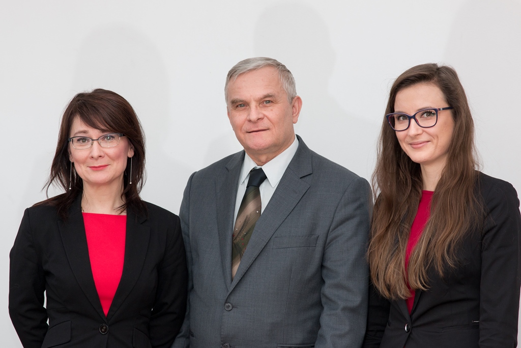 Zdjęcie zespołu patentowego: mgr Irena Gruszka, dr hab. Andrzej Molak, dr Julita Piecha