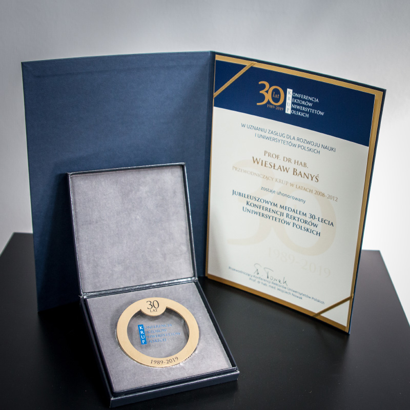 Jubileuszowy medal 30-lecia Konferencji Rektorów Uniwersytetów Polskich oraz dyplom