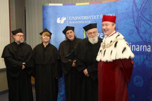 Zdjęcie z uroczystości nadania doktoratu honoris causa prof. Waleremu Pisarkowi. Na zdjęciu: prof. Pisarek, prof. Wiesław Banyś, prof. Małgorzata Kita, prof. Jerzy Bralczyk i dr hab. Jacek Warchala