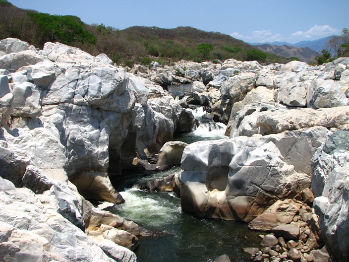 Zdjęcie: Przykład koryta jednej z badanych rzek w południowo-zachodnim Meksyku