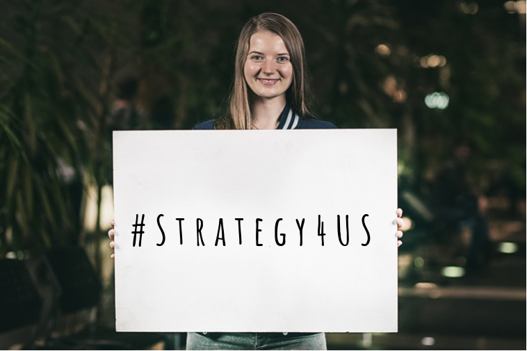 Dziewczyna trzymająca kartkę z napisem #Strategy4US