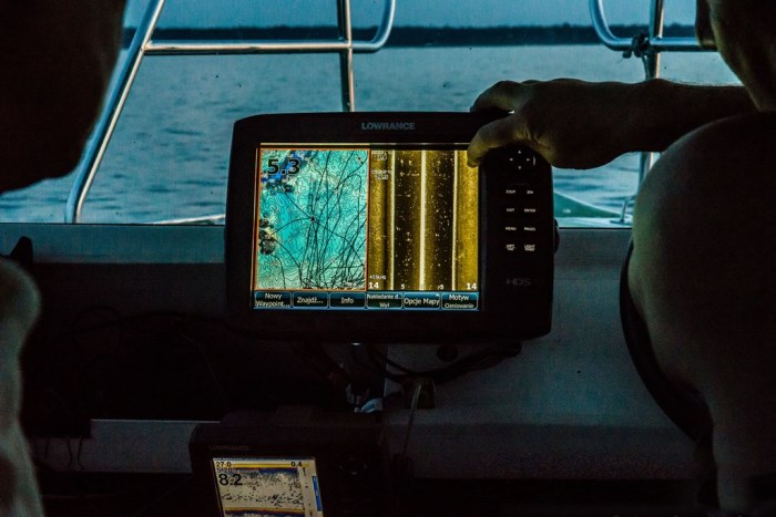 Naukowcy sprawdzają pomiary na sonarze zainstalowanym na „UŚce”