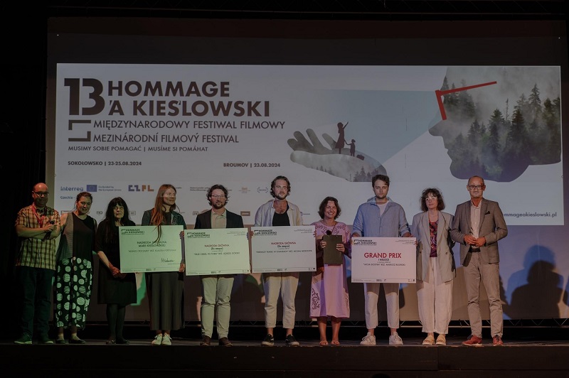 grono finalistów stoi na scenie z nagrodami/finalists at the stage with their prizes