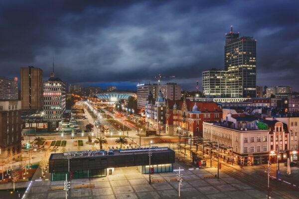 Widok na Katowice od strony Rynku, w stronę Spodka. Miasto oświetlone nocą