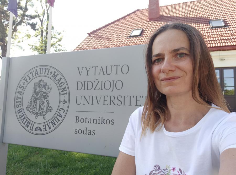 Dr hab. Agnieszka Babczyńska, prof. UŚ, przed ogrodem botanicznym Uniwersytetu Witolda Wielkiego w Kownie
