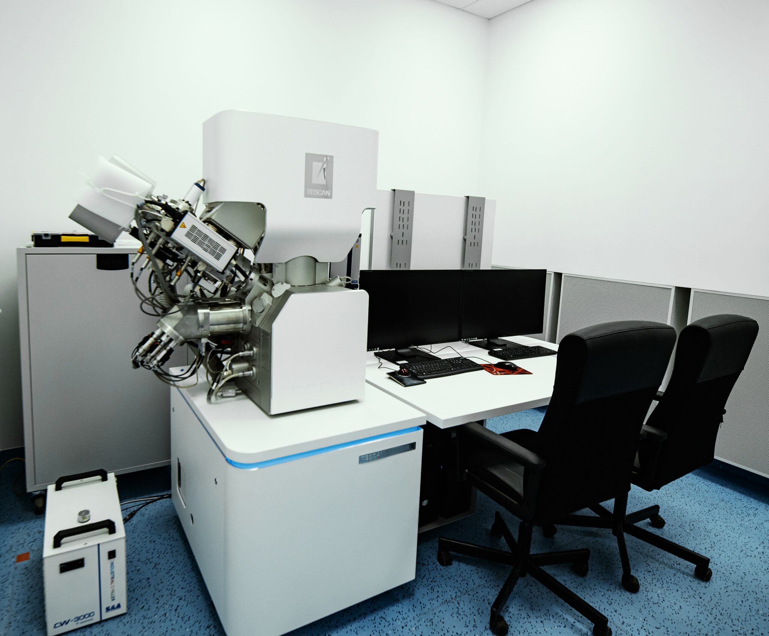 Laboratorium ze sprzętem i dwoma stanowiskami pracy