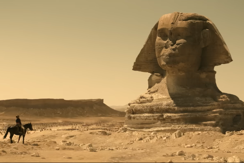 Widok na egipskiego sfinksa, na dalszym planie Napoleon i jego wojska