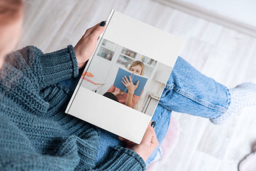 książka trzymana w dłoniach