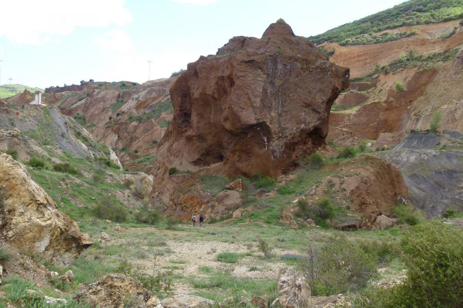 Widok na formację skalną w kamieniołomie Ojos Negros w Hiszpanii