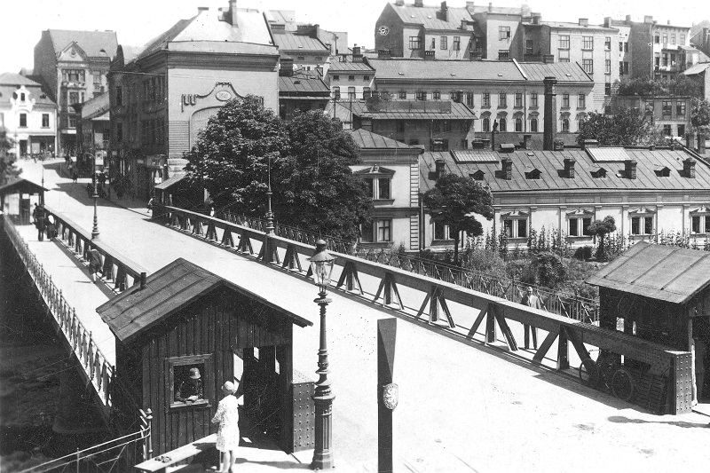Archiwalne zdjęcie przejścia granicznego polsko-czechosłowackiego w Czeskim Cieszynie. Widać most, w oddali zabudowania miejskie