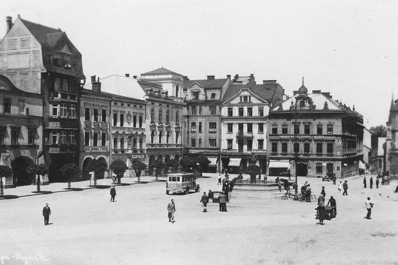 Archiwalne zdjęcie rynku w Cieszynie sprzed II wojny światowej. Ludzie chodzą po rynku