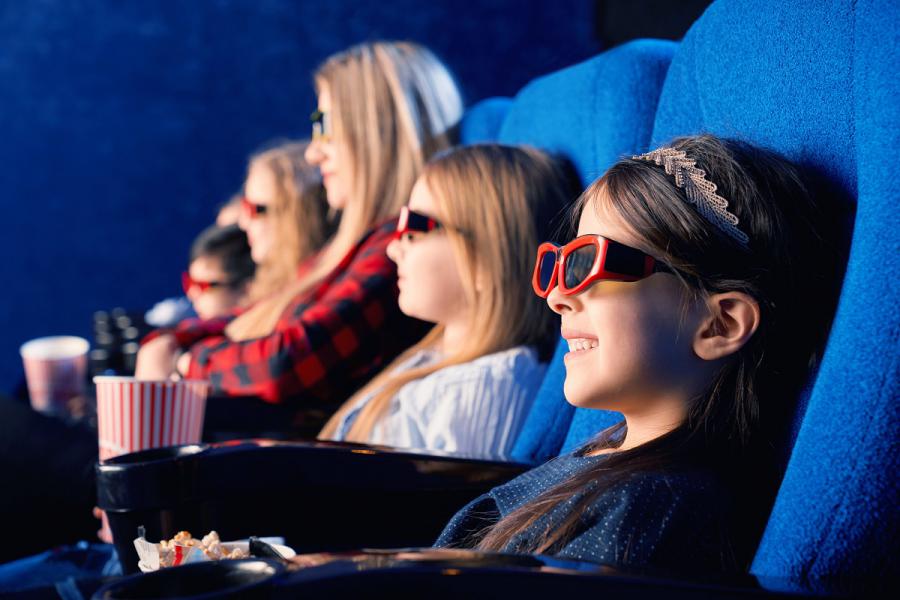 Ludzie siedzący w sali kinowej, założone mają okulary do seansów 3D