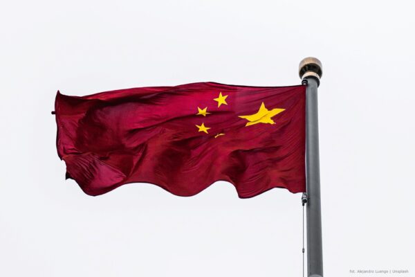 Powiewająca na białym tle flaga Chin
