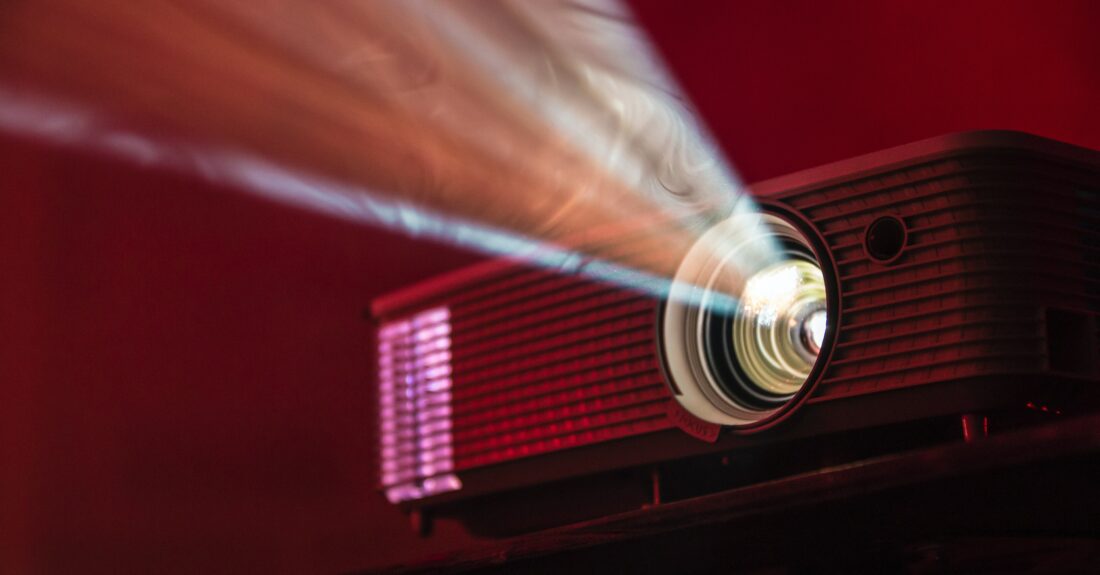 Projektor filmowy podczas emitowania materiału / Movie projector during a broadcast