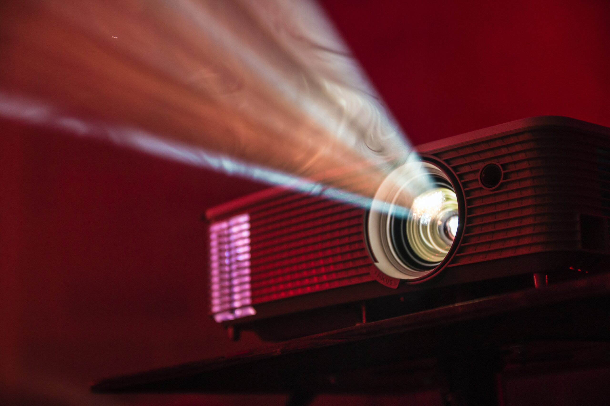 Projektor filmowy podczas emitowania materiału / Movie projector during a broadcast