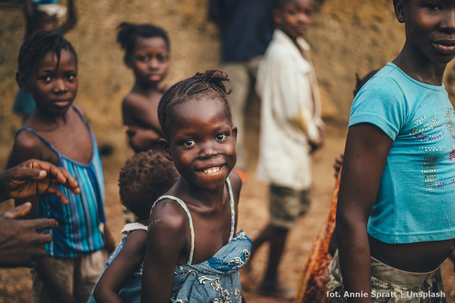Afrykańskie dzieci uśmiechają się do obiektywu