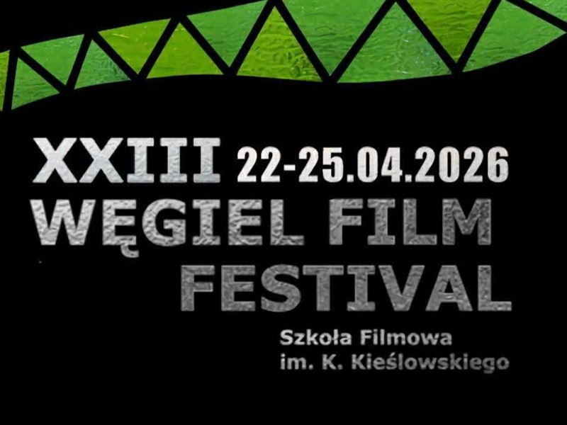 na plakacie znajduje się nazwa festiwalu oraz data a czarnym tle