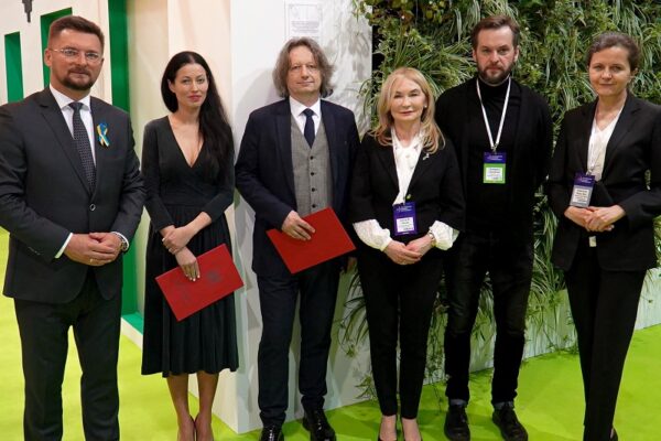 Na zdjęciu od lewej: prezydent Katowic Marcin Krupa, dr Anna Budzanowska, rektor Uniwersytetu Śląskiego prof. dr hab. Ryszard Koziołek, rektor Uniwersytetu Ekonomicznego prof. dr hab. inż. Celina Olszak, rektor Akademii Sztuk Pięknych prof. Grzegorz Hańderek, prorektor ds. nauki i współpracy międzynarodowej Śląskiego Uniwersytetu Medycznego prof. dr hab. n. med. Katarzyna Mizia-Stec.
