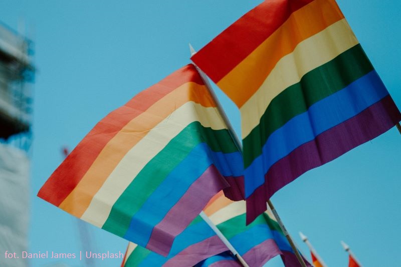 LGBTQ+ w komunikacji. Jak zwracać się do osób niebinarnych i transpłciowych?