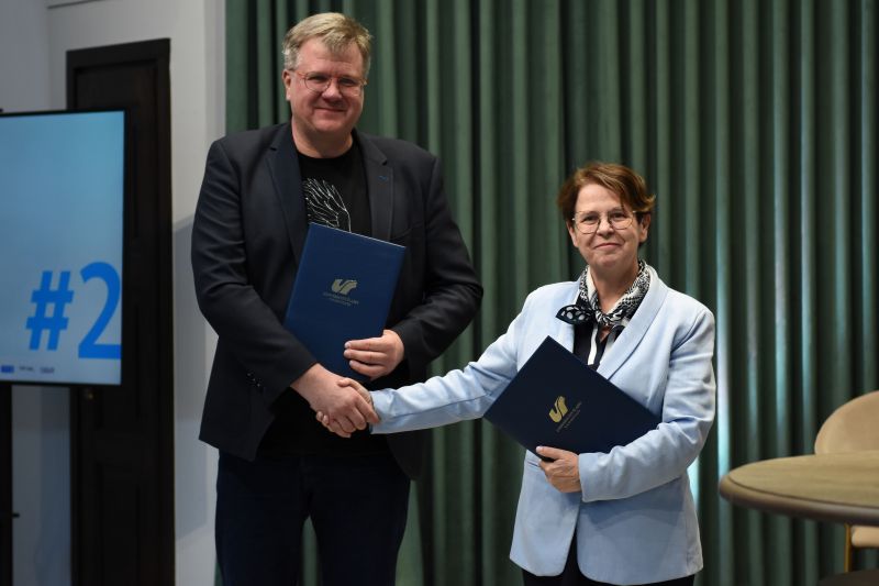 Prorektor ds. studenckich i kształcenia dr Katarzyna Trynda, prof UŚ oraz przedstawiciel Fundacji SpeakLeash Sebastian Kondracki