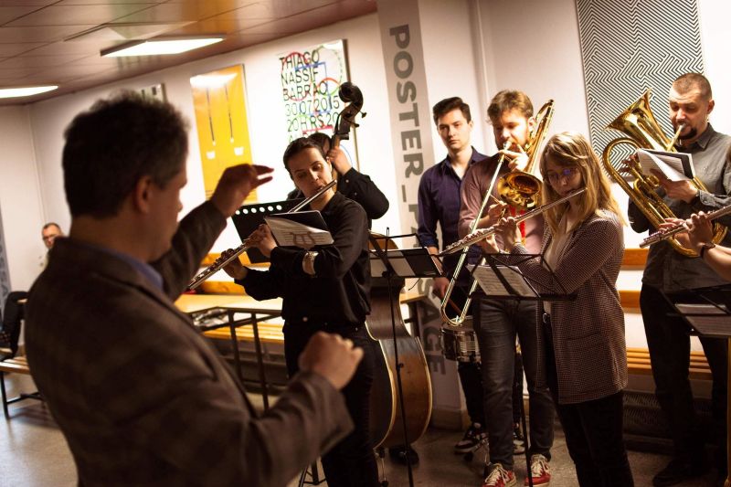 studenci grający na instrumentach