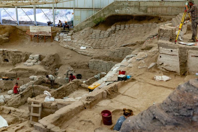 Stanowisko archeologiczne, na którym ludzie prowadzą prace