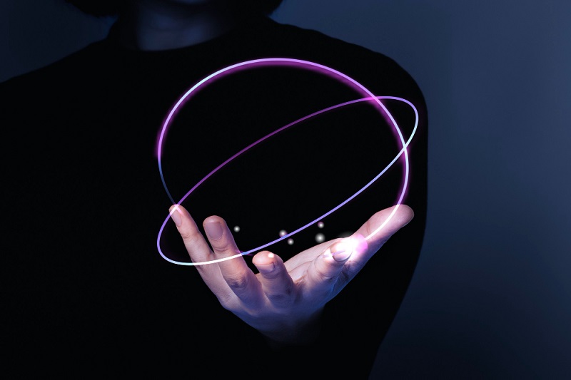 kobieca ręka przedstawiająca cyfrowy remiks futurystycznej technologii_