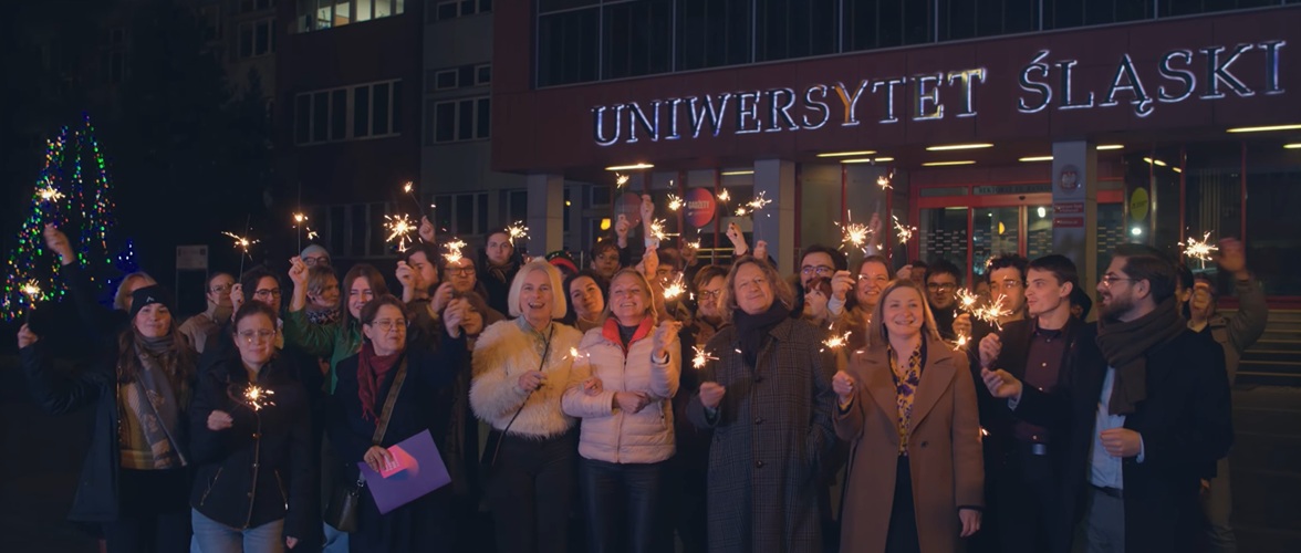 społeczność UŚ śpiewa kolędę uniwersytecką