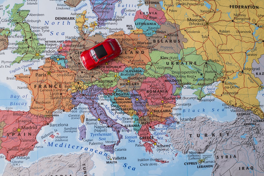 zabawkowe autko położone na mapie europy