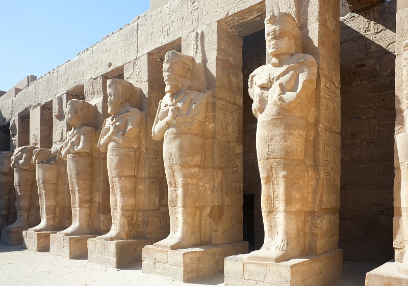 posągi w świątyni Karnak w Egipcie