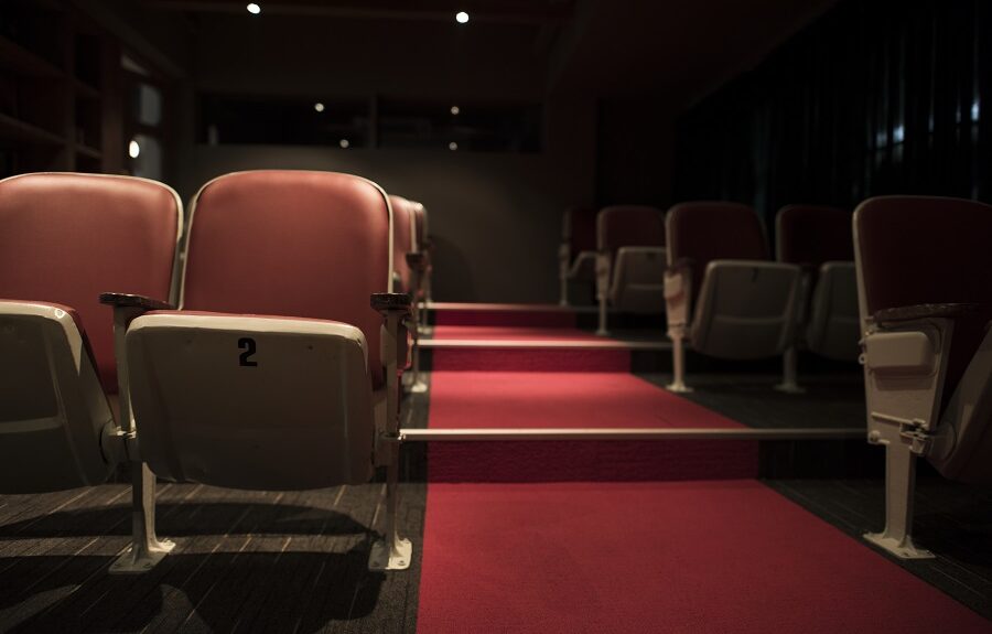 widok na puste fotele w kinie