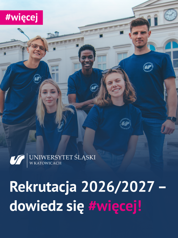 Plakat promocyjny Uniwersytetu Śląskiego w Katowicach przedstawia zdjęcie grupy pięciorga uśmiechniętych młodych ludzi ubranych w ciemnoniebieskie koszulki z logo uczelni, stojących przed jasnym budynkiem akademickim. W lewym górnym rogu umieszczono różowy prostokąt z białym napisem „#więcej”. Dolna część grafiki jest przysłonięta ciemnoniebieskim tłem, na którym znajduje się białe logo z nazwą „Uniwersytet Śląski w Katowicach” oraz duży napis „Rekrutacja 2026/2027 – dowiedz się #więcej!”, w którym słowo „#więcej!” wyróżniono różowym kolorem.
