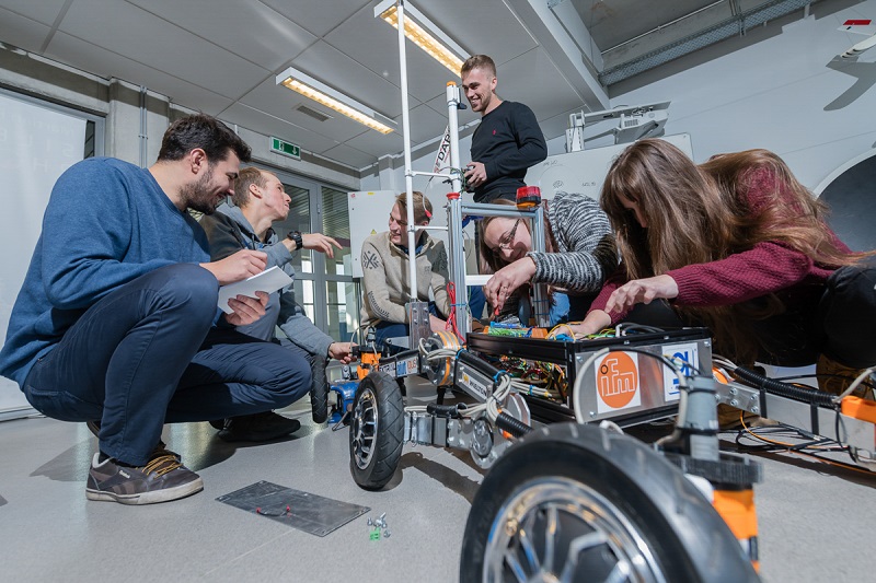 grupa studentów eksperymentuj w laboratorium