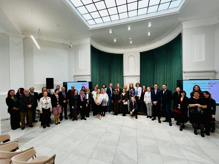 zdjęcie grupowe uczestników jubileuszu 30-lecia italianistyki