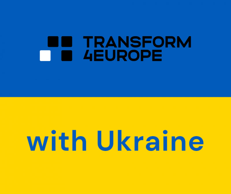 na tle ukraińskiej flagi logo Transform4Europe i napis "with Ukraine"