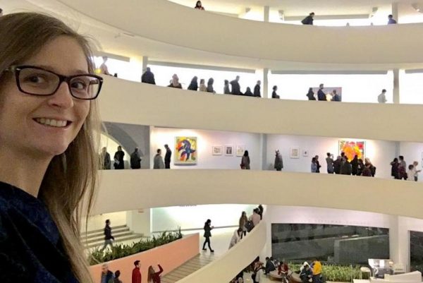 Dr Barbara Lewicka przebywająca w Muzeum Guggenheima w Nowym Jorku