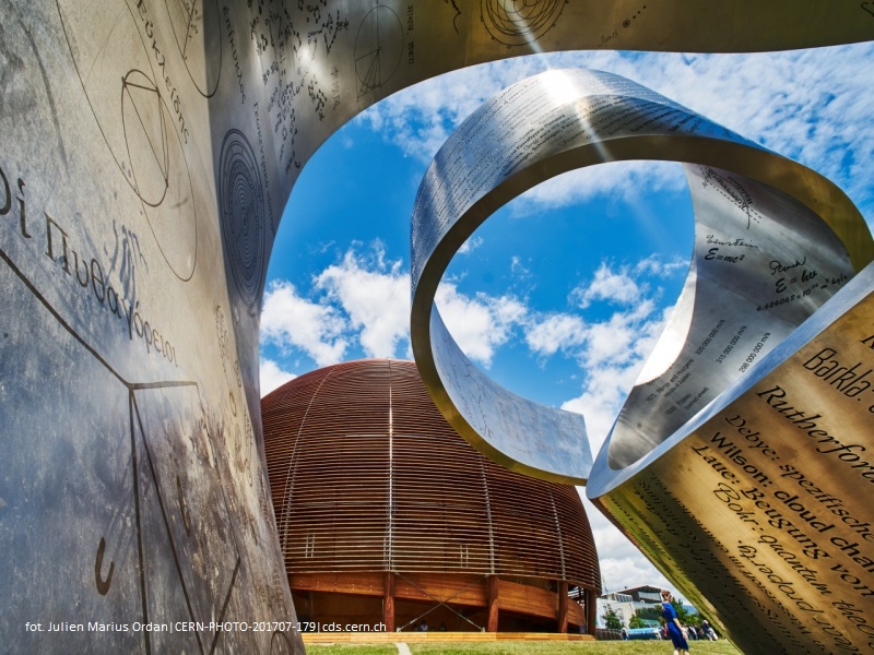 obiekt stojący na terenie CERN – wstęga z metalu z napisami, an object located at CERN - metal ribbon with inscriptions
