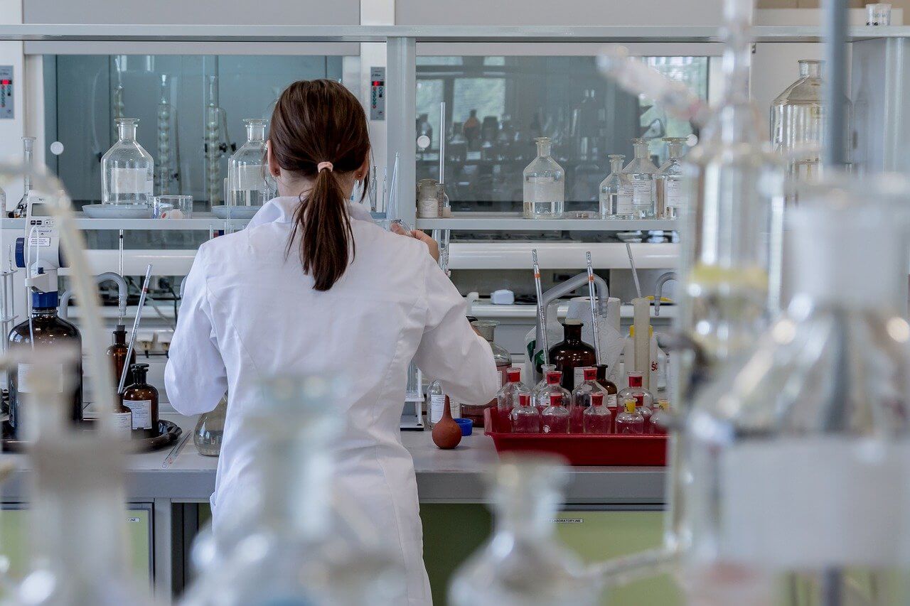 Dziewczyna pracująca w laboratorium chemicznym/Woman working in a chemistry lab