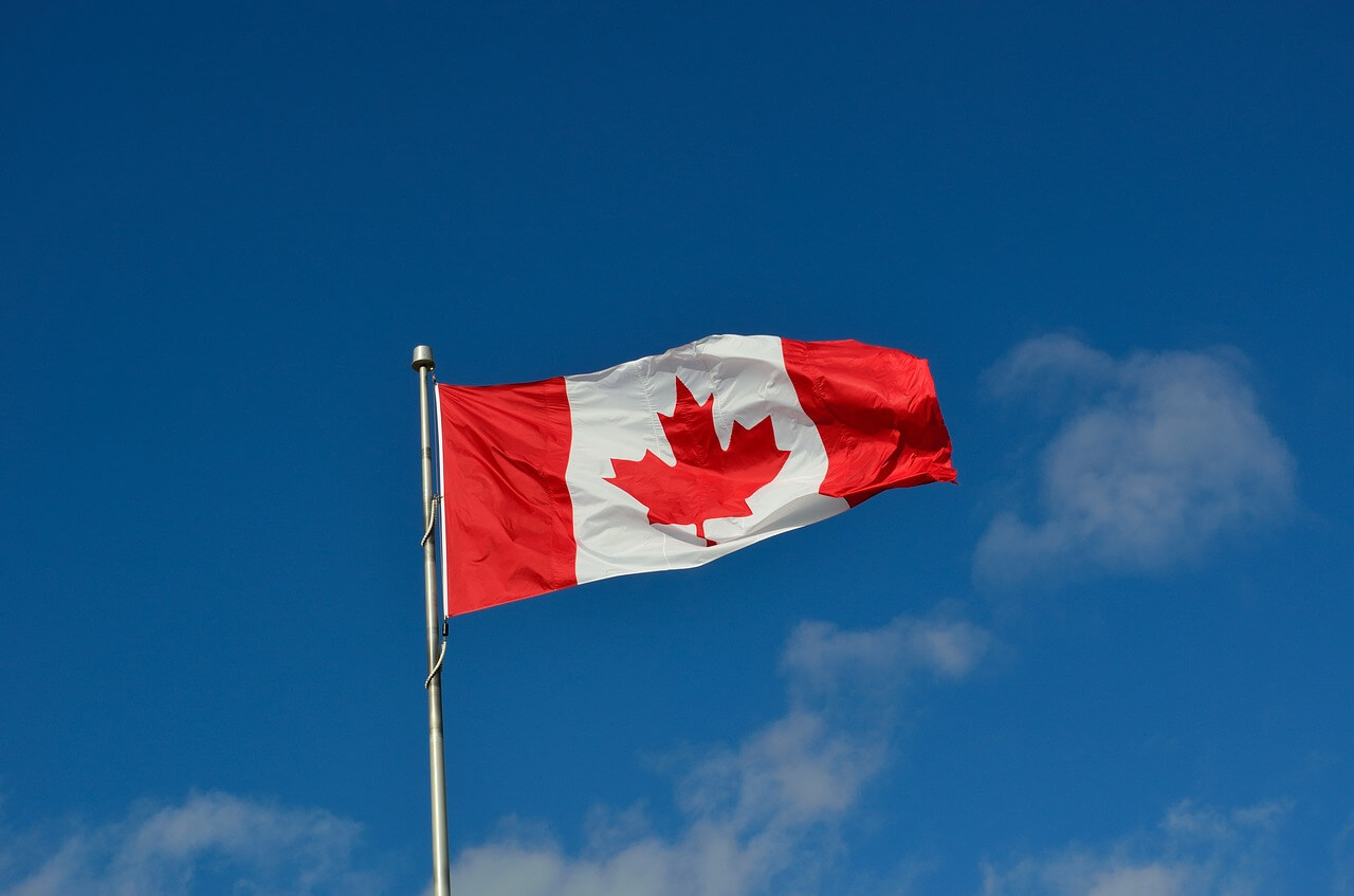 Flaga Kanady na tle nieba