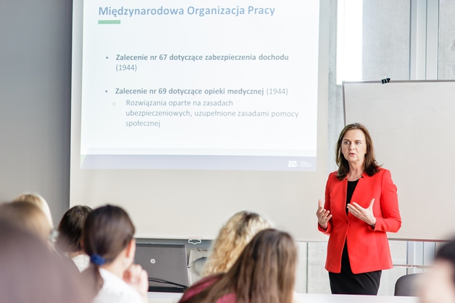 Prof. Gertruda Uścińska w trakcie wykładu