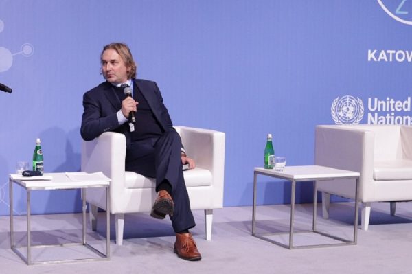 prof. Dariusz Szostek siedzi na fotelu z mikrofonem w ręku