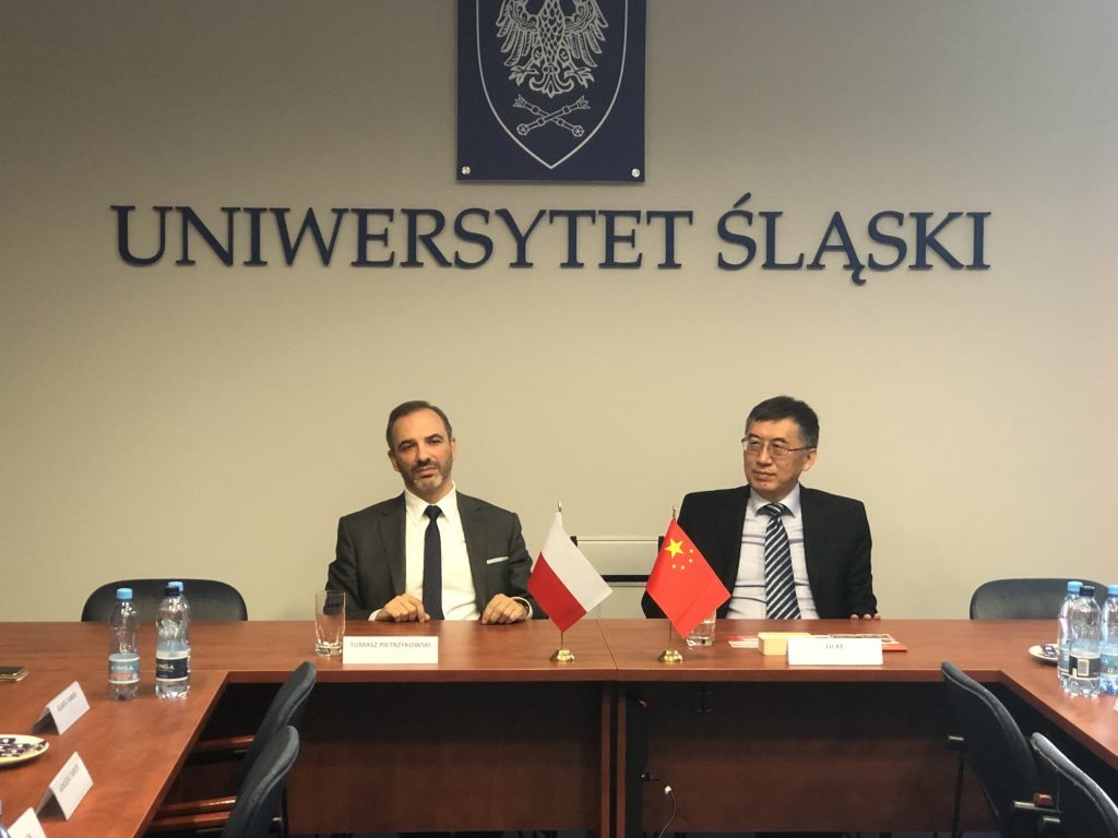 Prorektor UŚ dr hab. Tomasz Pietrzykowski, prof. UŚ i Lu Ke – wiceprzewodniczący senatu prowincji Liaoning w Chinach, fot. Agnieszka Tambor