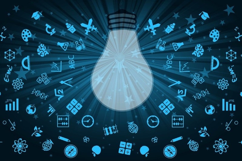 Żarówka oraz ikony związane z nauką: mikroskop, znaki matematyczne, zegar, atom, wykres/Bulb and icons connected with science: chart, atom, ruler, clock, test tube, mathematical symbols, microscope