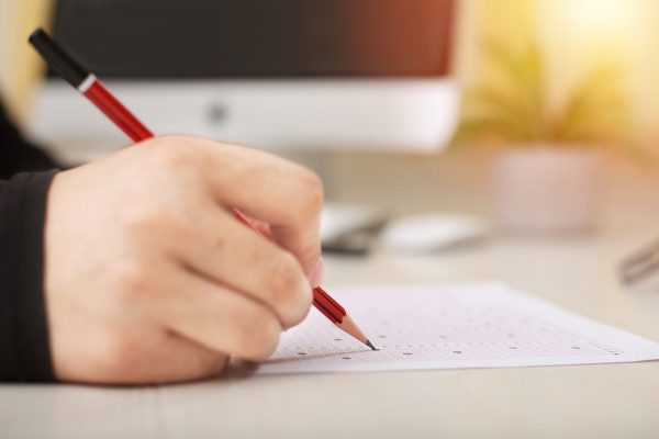 Osoba zaznaczająca odpowiedzi na egzaminie maturalnym // A person marking an answer during an exam