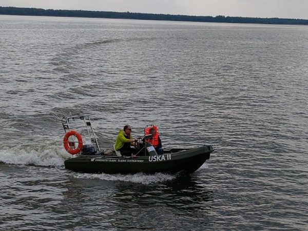 Naukowcy w łodzi badawczej na zbiorniku w Goczałkowicach