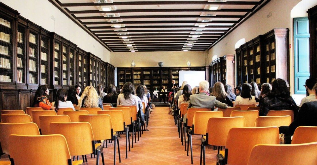 Sala wykładowa wypełniona ludźmi