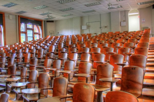 Sala wykładowa z dużą ilością krzeseł