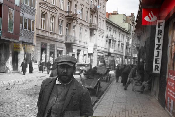 Kolaż zdjęć archiwalnego ze współczesnym. Na pierwszym planie mężczyzna w kaszkiecie patrzy w kamerę. Za nim ulica pełna przechodniów i zaparkowanych pojazdów