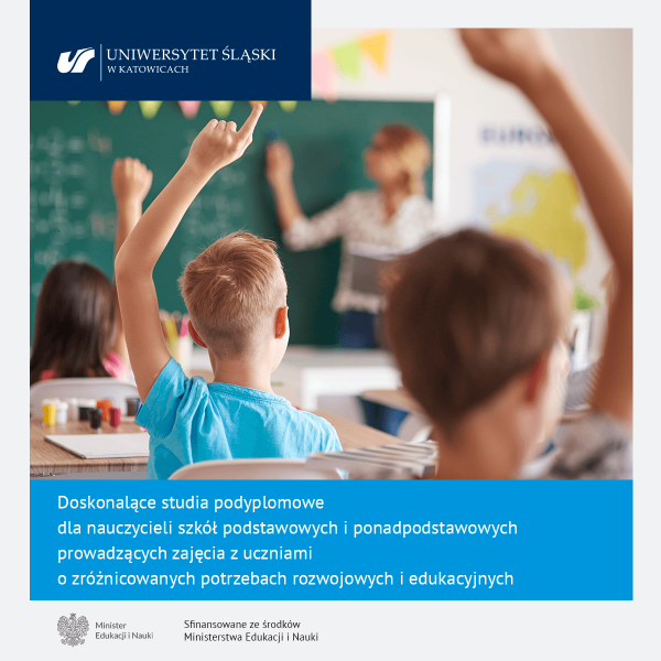 Uczniowie w klasie i napis - Doskonalące Studia Podyplomowe dla nauczycieli szkół podstawowych i ponadpodstawowych prowadzących zajęcia z uczniami o zróżnicowanych potrzebach rozwojowych i edukacyjnych